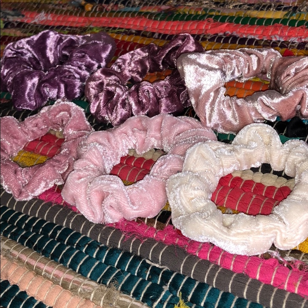 6 velvet scrunchies 🎀
